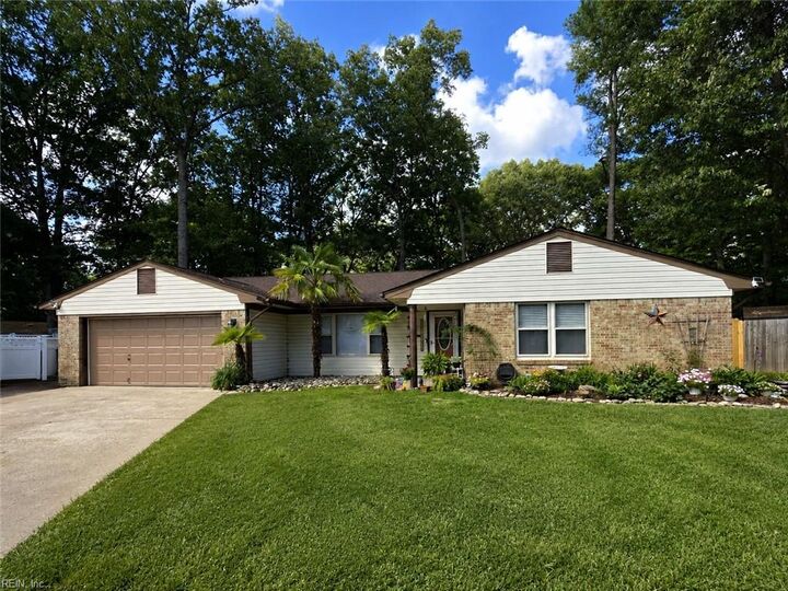 Holloway Homes Real Estate - Amy Holloway - Coldwell Banker in Chesapeake, VA (2)