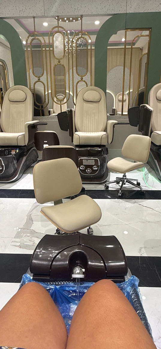 DeVibe Nail Lounge & Salon in Mandeville, LA