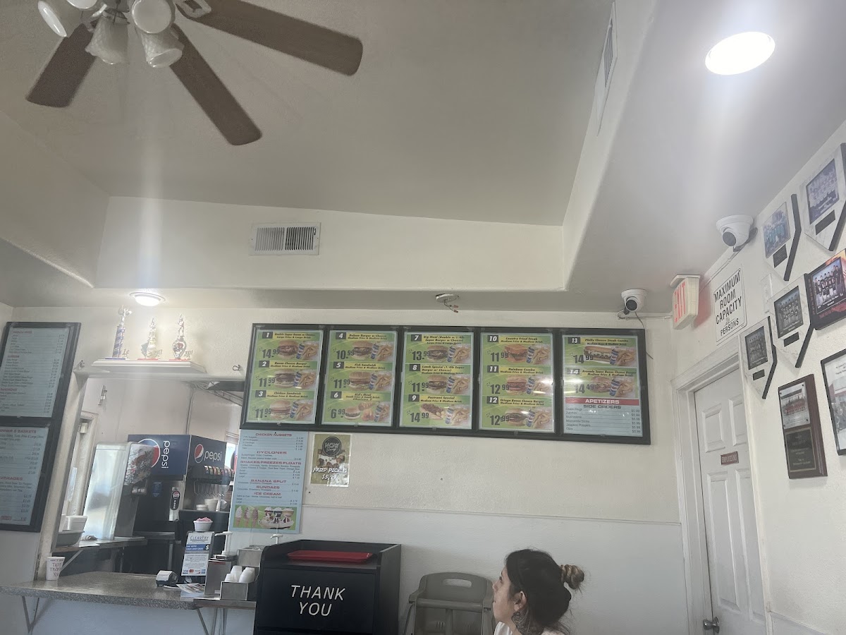Rainbow Drive In in Farmersville, CA (2)