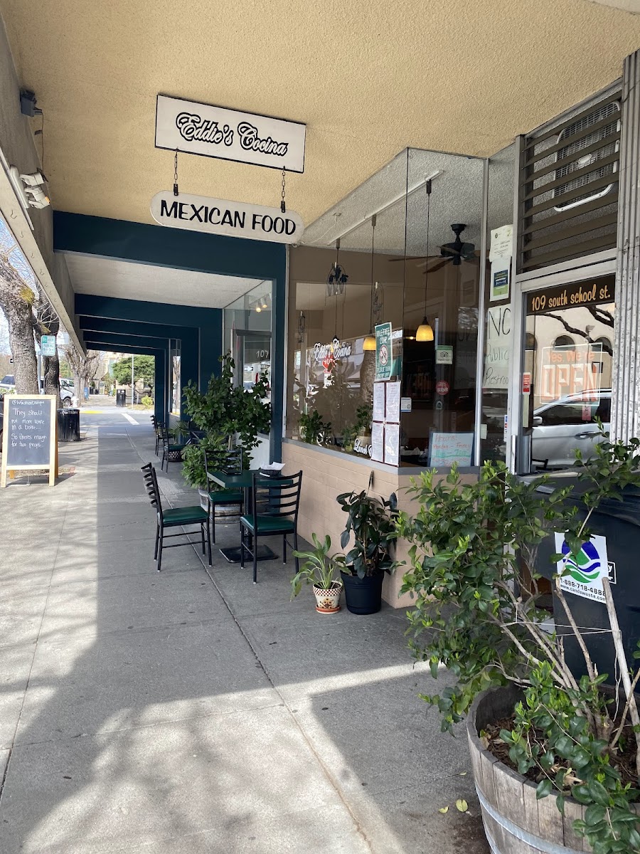 Ellie's Mutt Hut in Ukiah, CA (2)