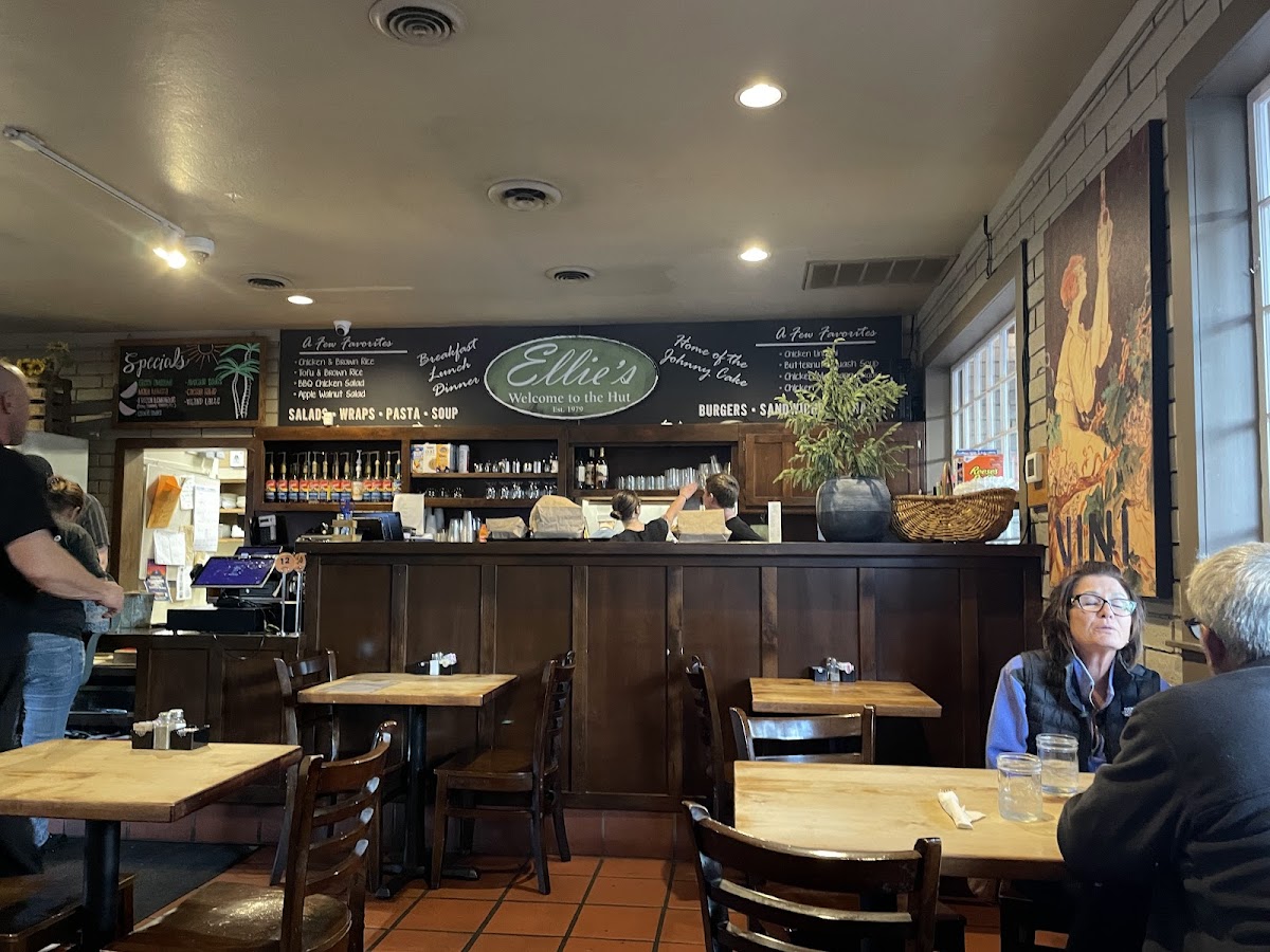 Ellie's Mutt Hut in Ukiah, CA (6)