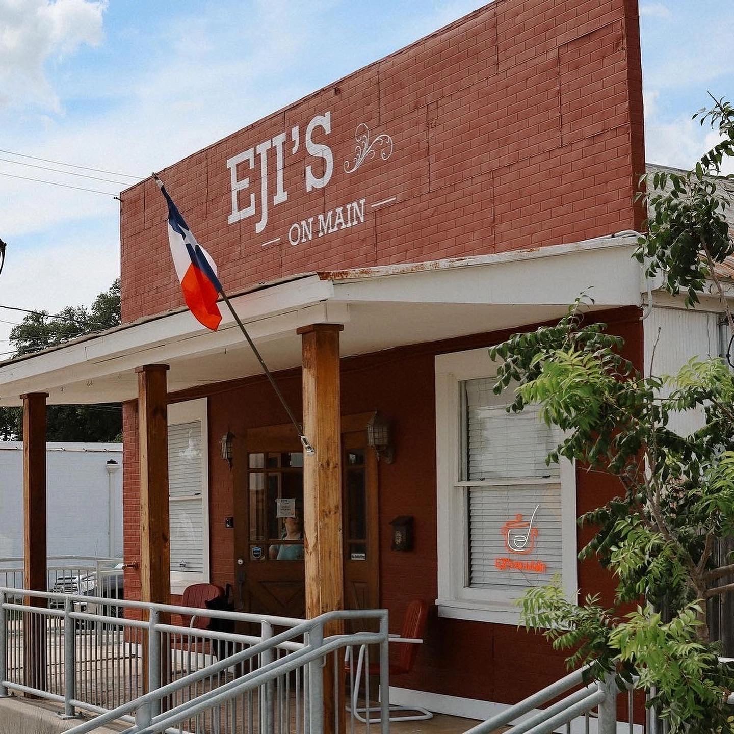 Eji's On Main in Waller, TX