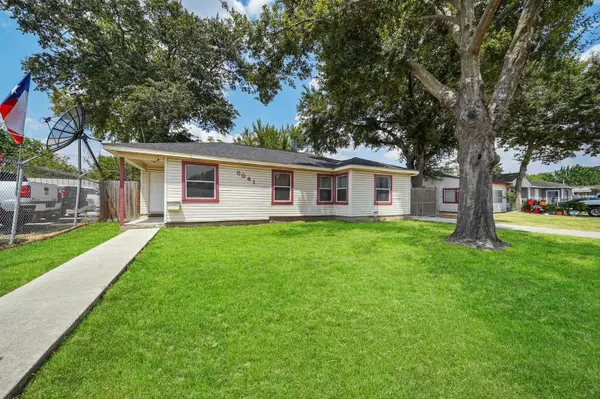 Homes by Malisa and the Walker Real Estate Group in Pearland, TX (2)