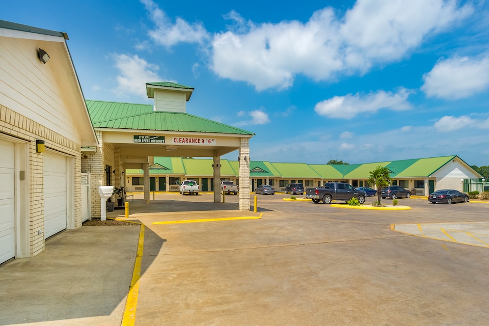 OYO Hotel Yoakum West in Yoakum, TX (2)