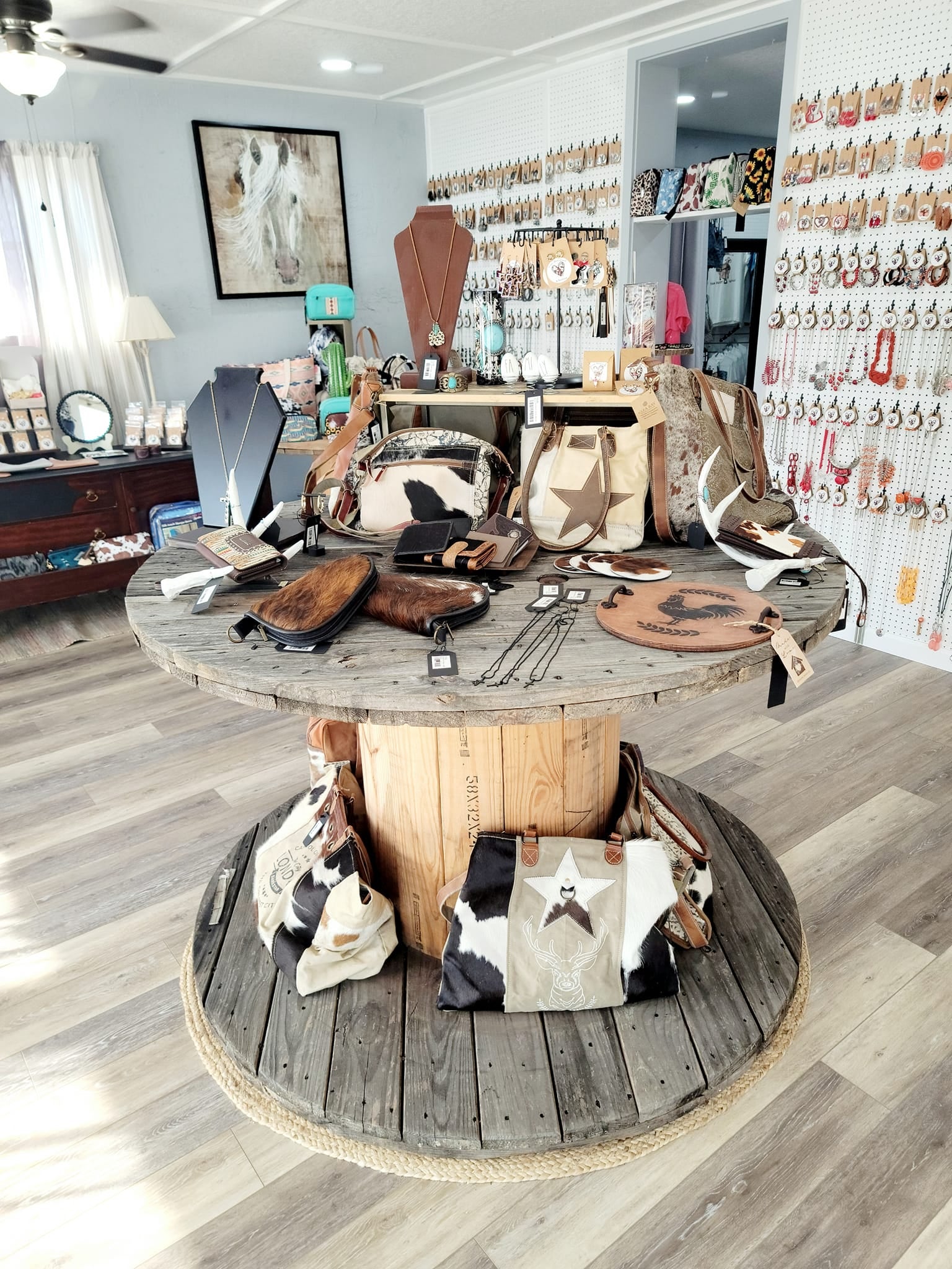 Home Sweet Jewels & Boutique in Umatilla, FL