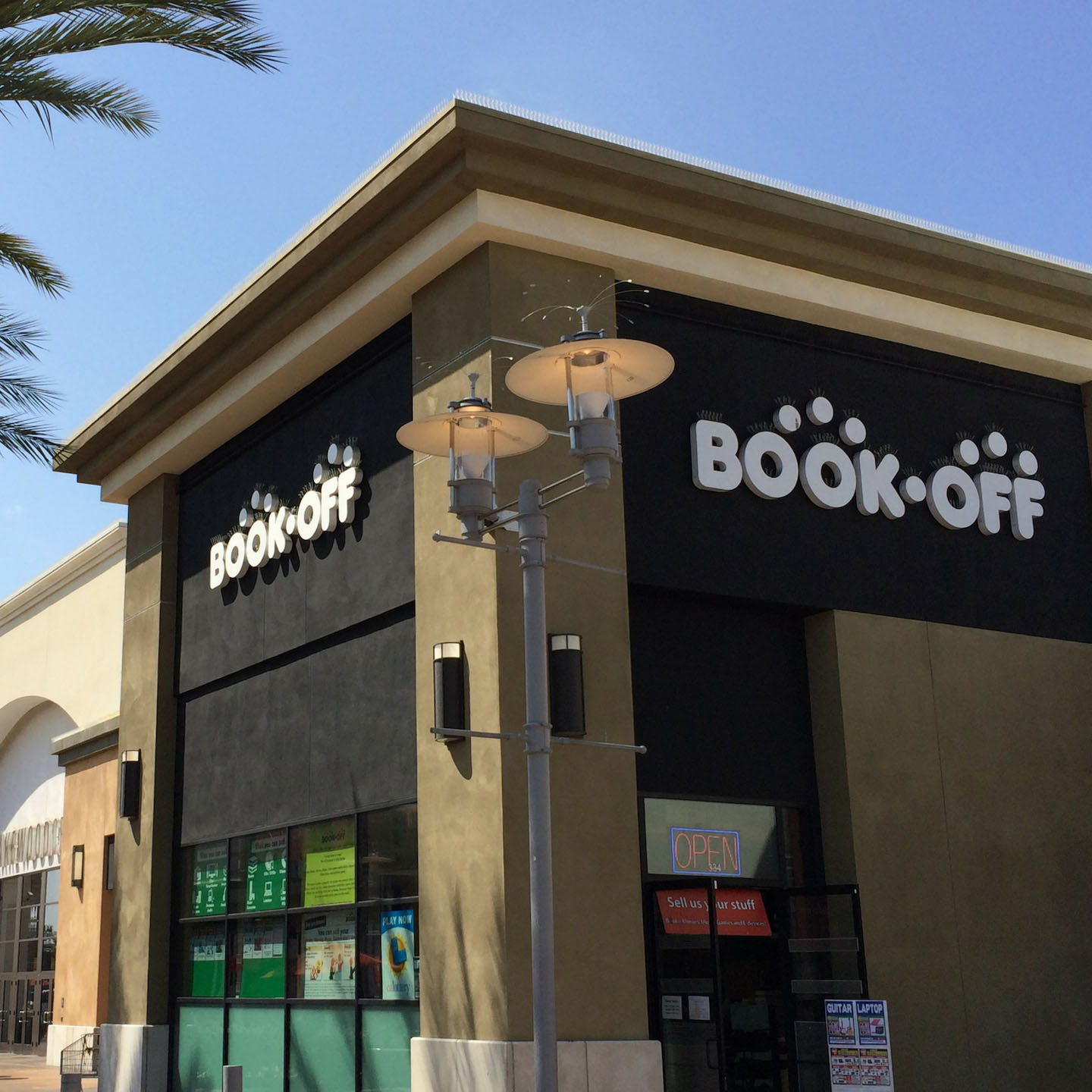 BOOKOFF Lakewood Center Mall in Lakewood, CA