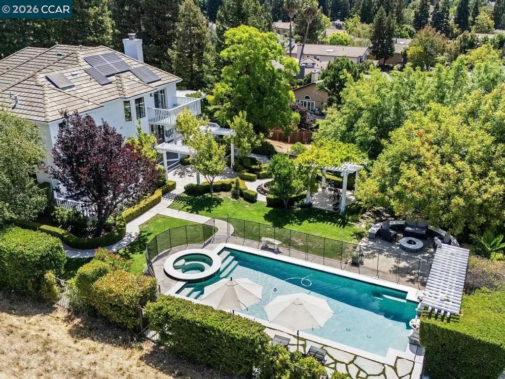 Delores "Dee" Johnson, Realtor, DRE # 01351847 in Emeryville, CA