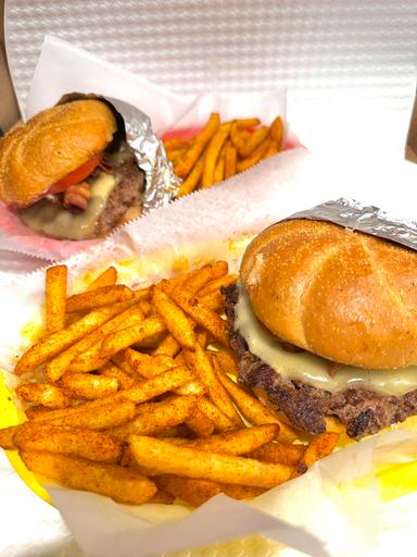 Dundee Downtown Pizza & Burgers in Dundee, FL