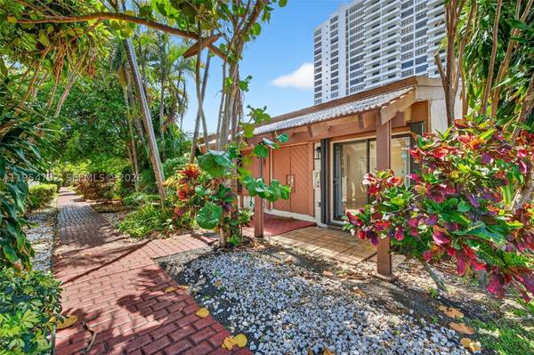 Raydiant Realty Julia Ray Broker in Hallandale Beach, FL (5)