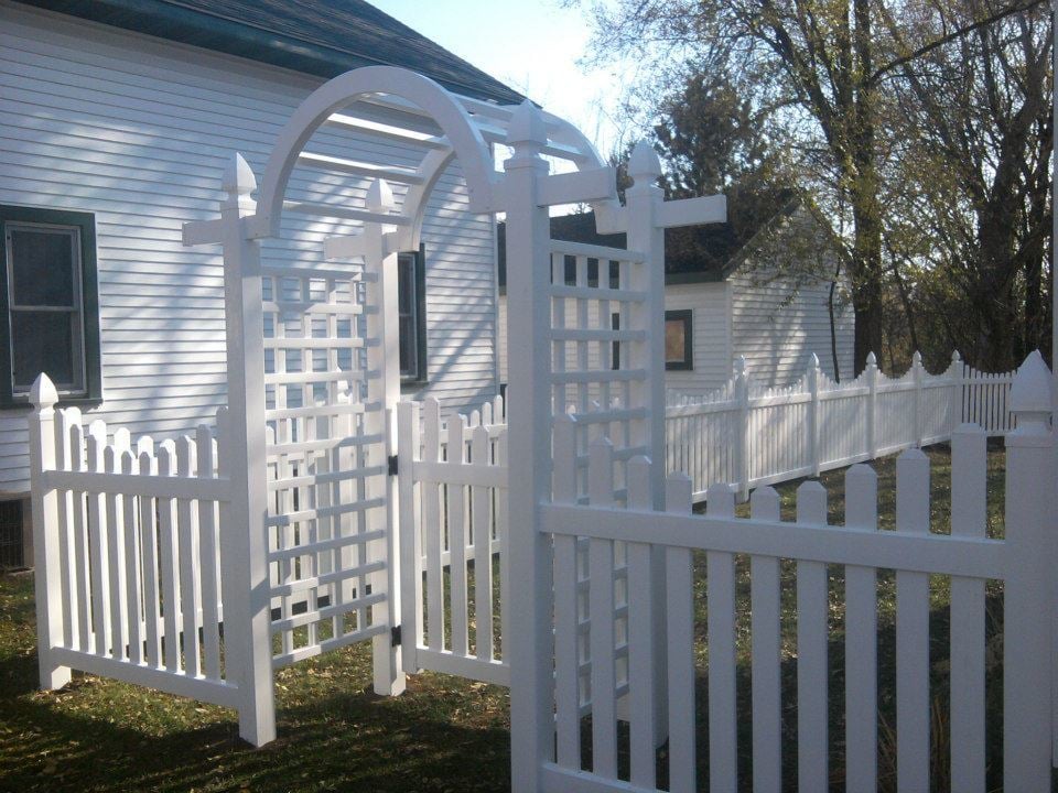 H S Fence Company in Fall Creek, WI (4)