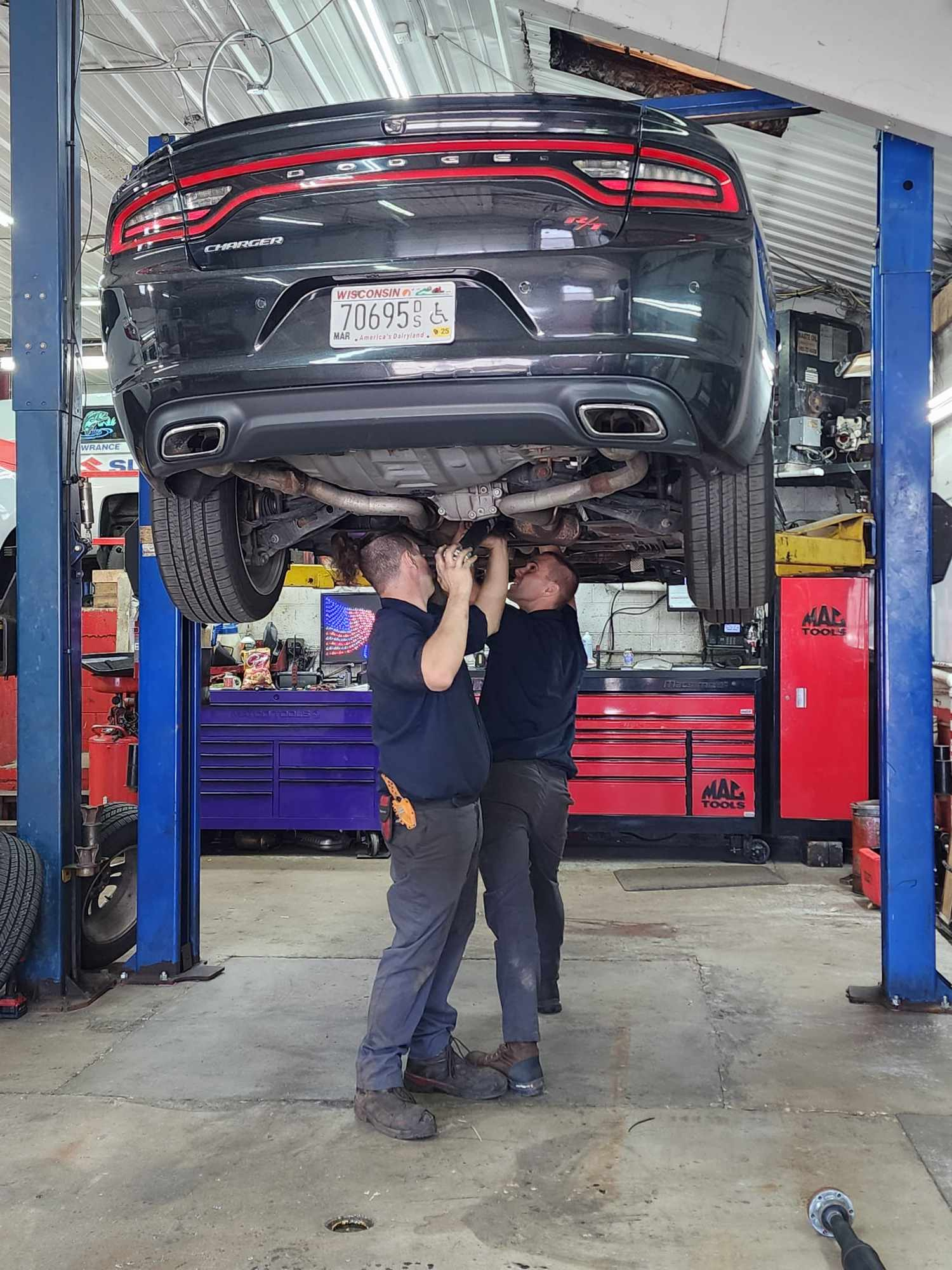 Del's Service Center, Towing and Repair Service. Light and Heavy-duty Services including RV'S. in Onalaska, WI