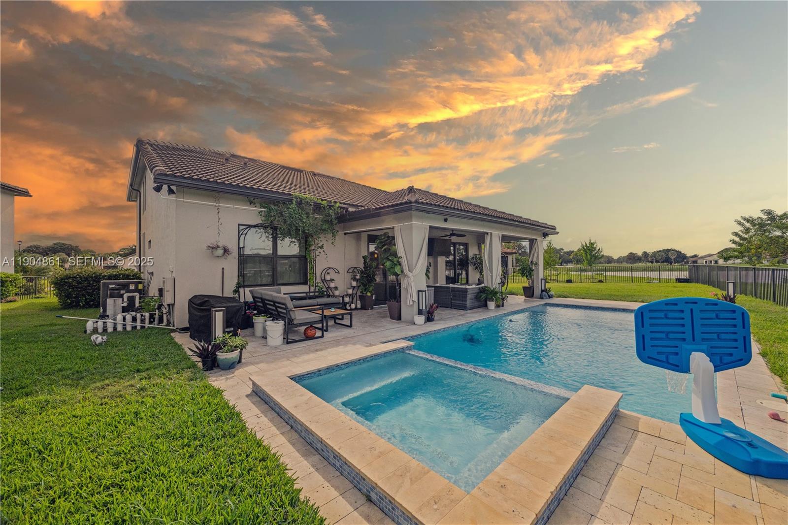 Sharon Wong Hollis at RE/MAX InterAction Realty in Tamarac, FL (5)