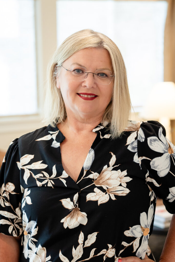 Loretta Henry Real Estate Agent in Mishawaka, IN (2)