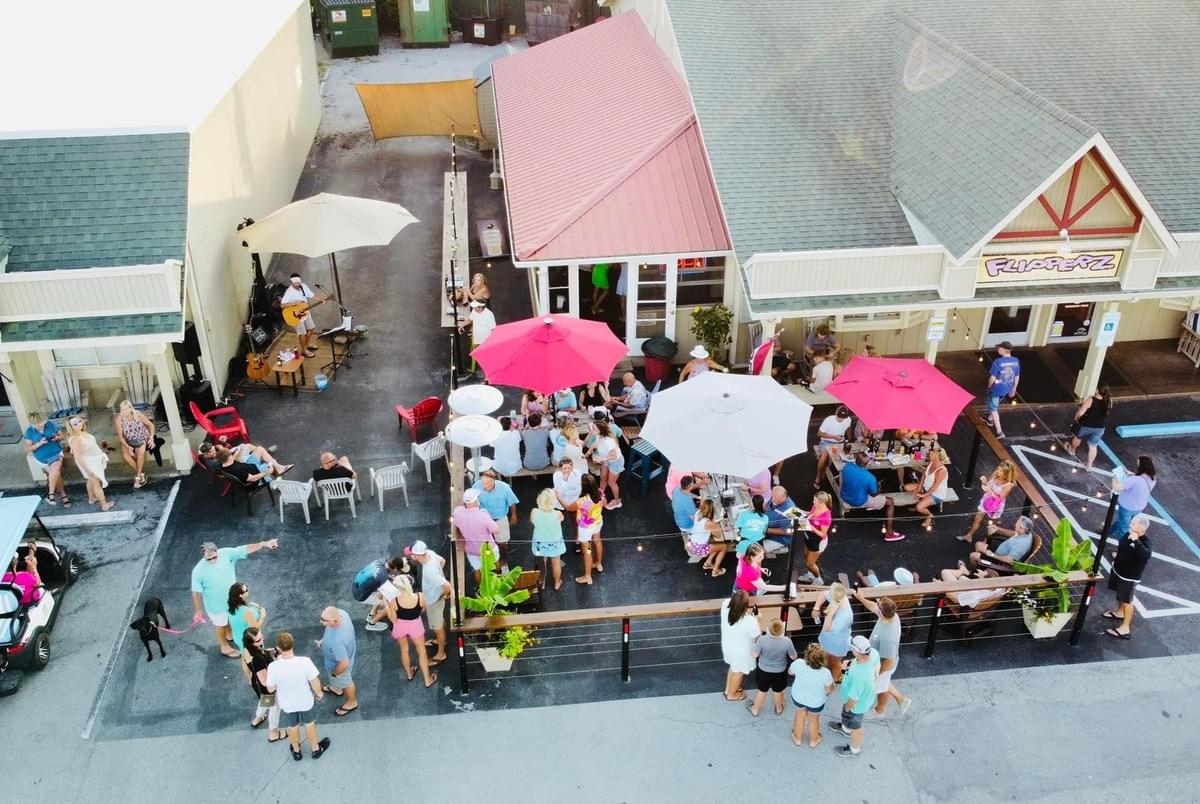 Flipperz Family Bar & Grill in Emerald Isle, NC (4)