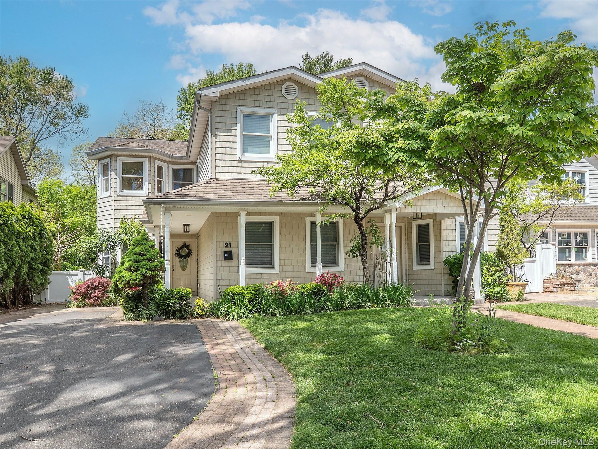 Beth Catrone, A Daniel Gale Sotheby's International Realty Associate Real Estate Broker in Port Washington, NY (2)