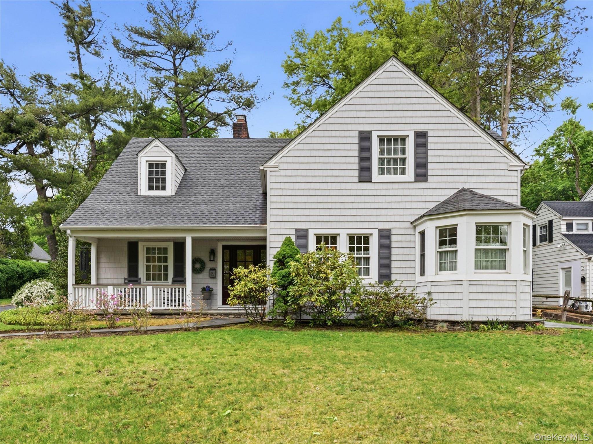 Beth Catrone, A Daniel Gale Sotheby's International Realty Associate Real Estate Broker in Port Washington, NY (3)