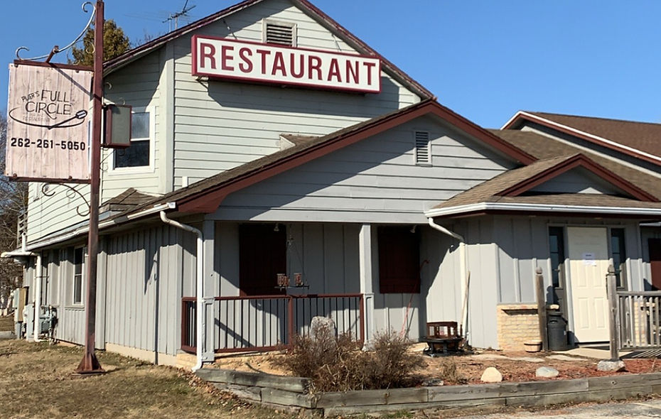 Plier's Full Circle Pub & Restaurant in Port Washington, WI (2)