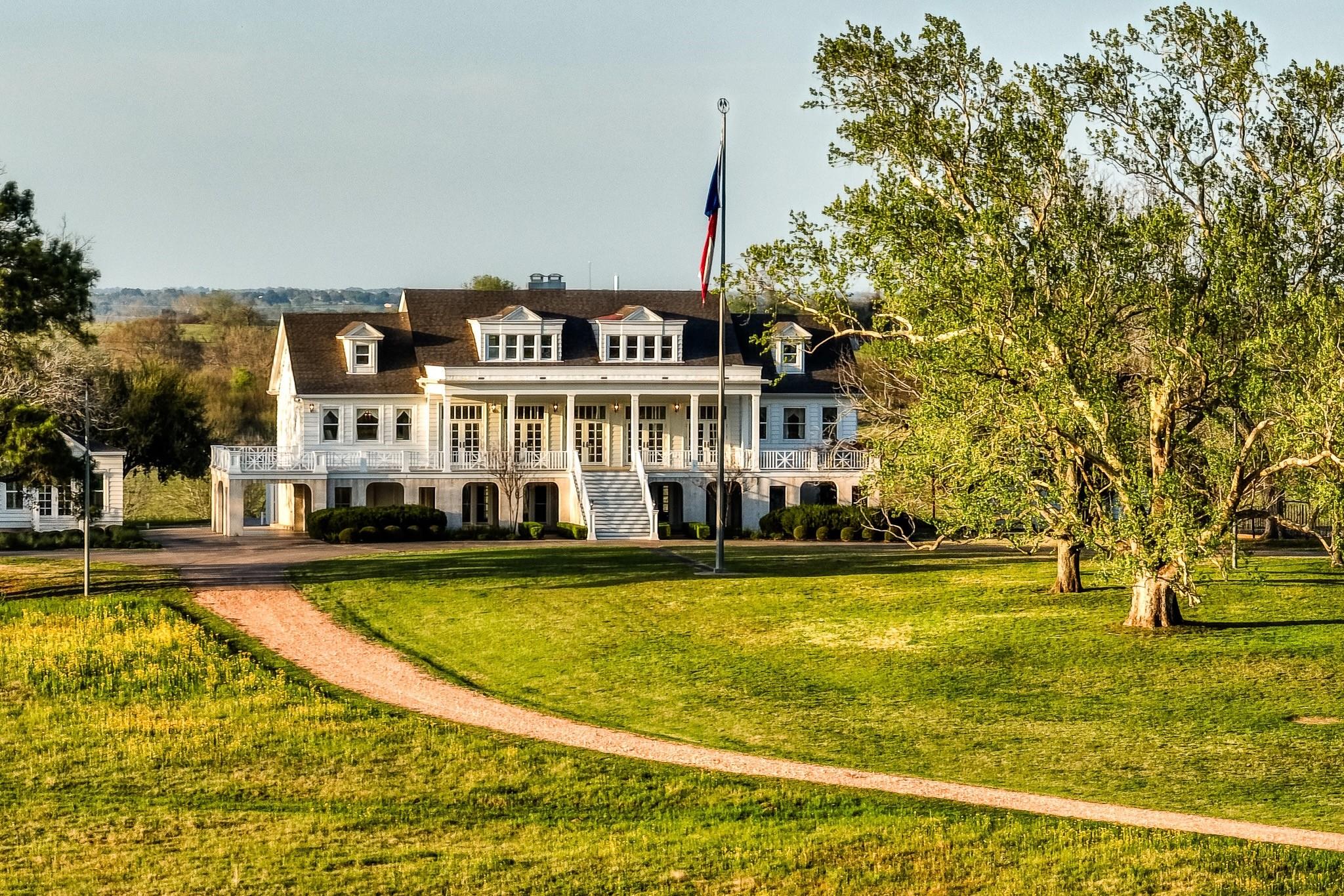 Carrie Lynch | Lifestyle Ranch & Home Group | Compass RE in Brenham, TX