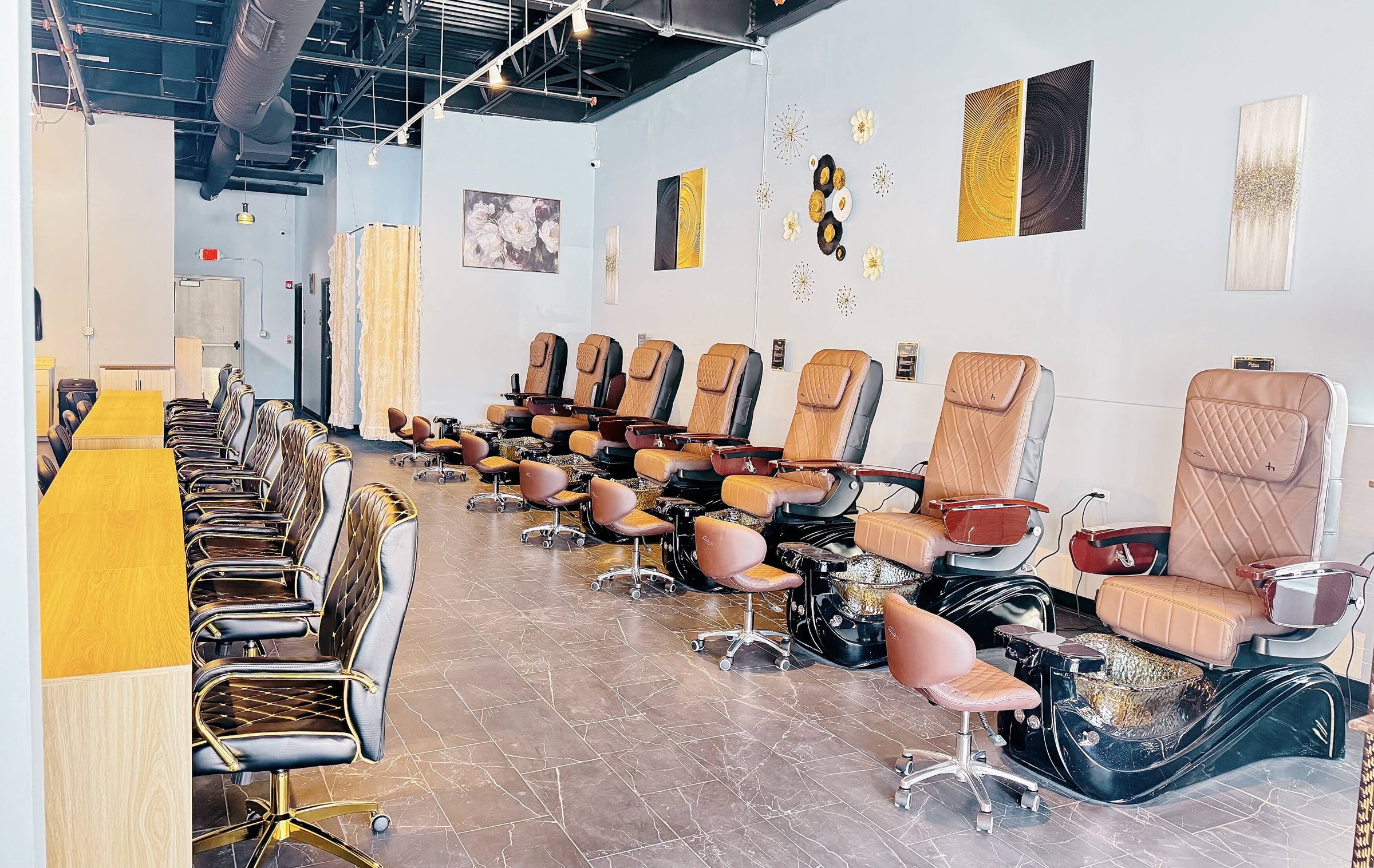 Le Noir Nails & Spa in South Holland, IL