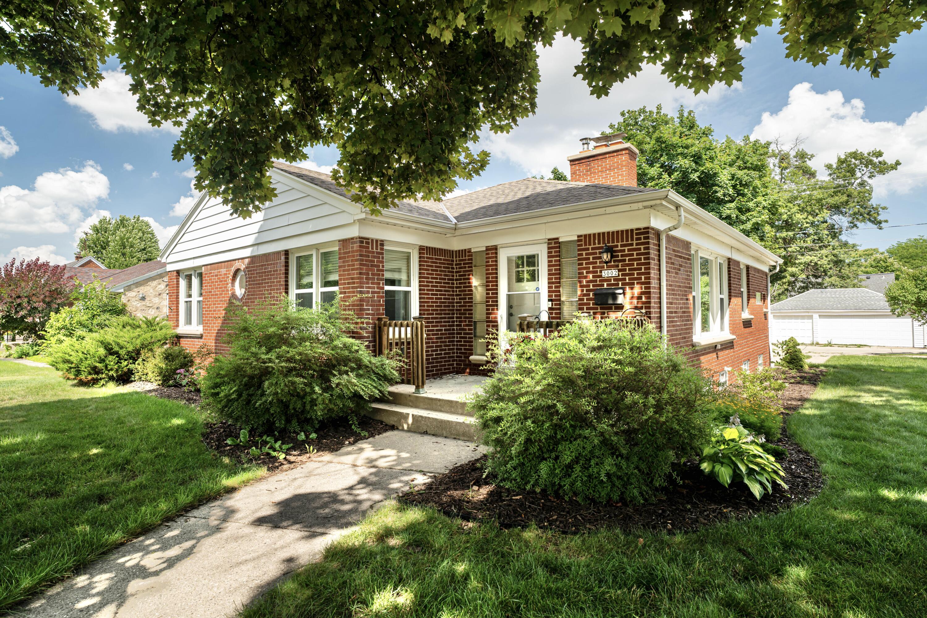 Caryn Luethe - Real Estate Agent in Delafield, WI (2)