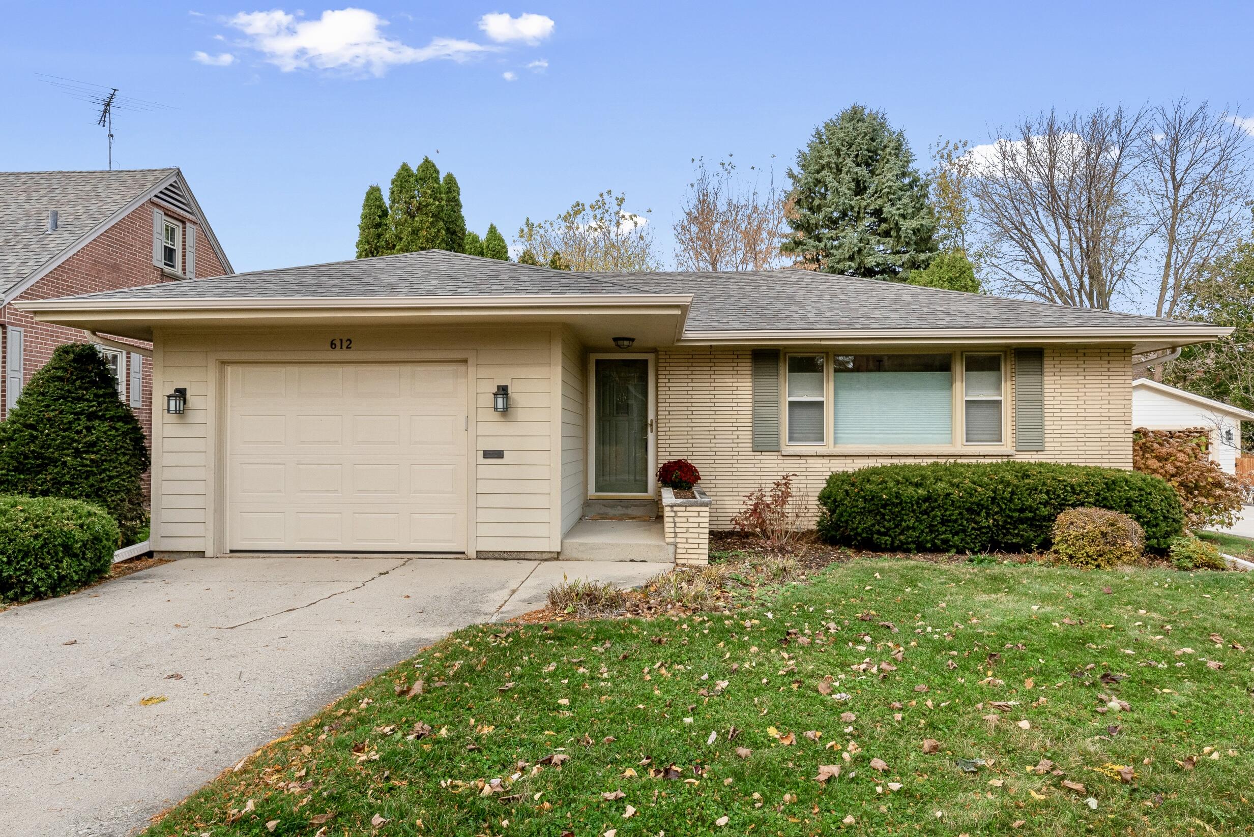 Caryn Luethe - Real Estate Agent in Delafield, WI (5)
