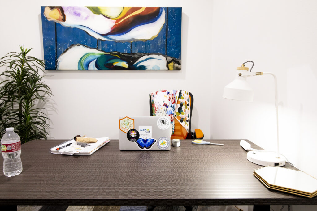 Desk & Easel in Denison, TX (4)