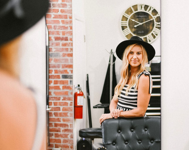 Delux Hair Salon in Hollister, CA (4)