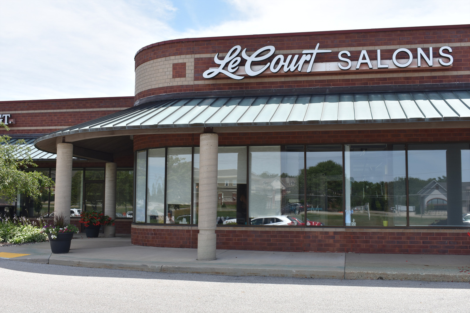Le Court Salons in Menomonee Falls, WI