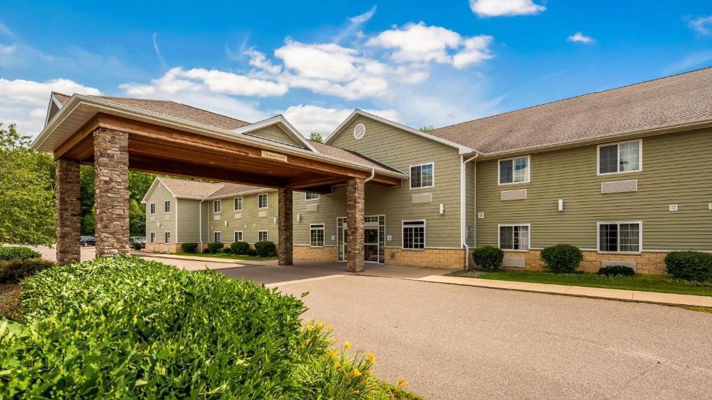Crandon Inn & Suites Hotel near Rhinelander, WI in Crandon, WI