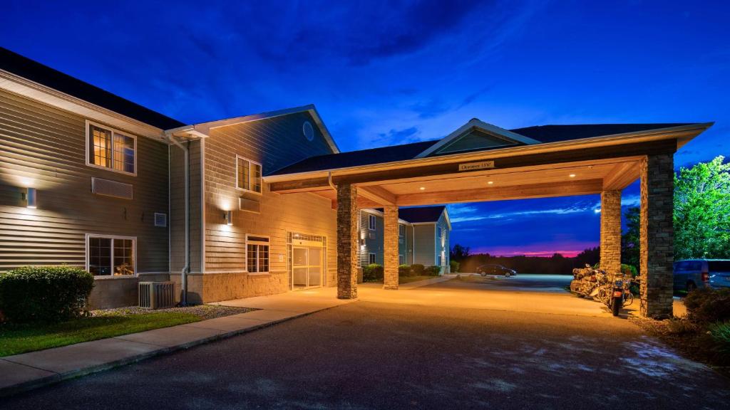 Crandon Inn & Suites Hotel near Rhinelander, WI in Crandon, WI (2)